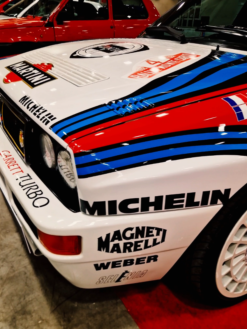 Un’icona che non tramonta mai. La Lancia Delta HF Integrale Martini, simbolo di potenza, stile e leggenda dei rally, torna a brillare alla Fiera dell’Epoca di Bologna. Un salto nel tempo, tra motori, passione e storia italiana. 🇮🇹🔥 #RallyLegend #DeltaHF #MadeInItaly #CarShow #AutoEpoca