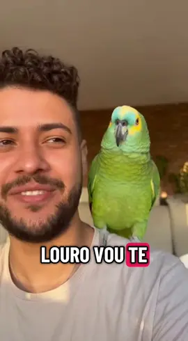 Tadinho do louro 🤣😆 #humor #papagaio #culto 