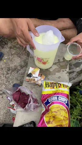 Tahu Krispi! Berikut resep sederhana: Bahan: - 1 blok tahu putih, potong dadu - 1/2 cangkir tepung terigu - 1/4 cangkir tepung maizena - 1/2 sdt garam - 1/4 sdt merica bubuk - 1/4 sdt kaldu bubuk (opsional) - 1 butir telur, kocok lepas - Minyak goreng secukupnya Cara: 1. Campur tepung terigu, maizena, garam, merica, dan kaldu bubuk. 2. Celupkan tahu ke dalam telur, lalu gulingkan ke campuran tepung. 3. Goreng tahu dalam minyak panas hingga kuning keemasan. 4. Angkat, tiriskan, dan sajikan dengan saus favorit! Gampang kan? Selamat mencoba! 😋