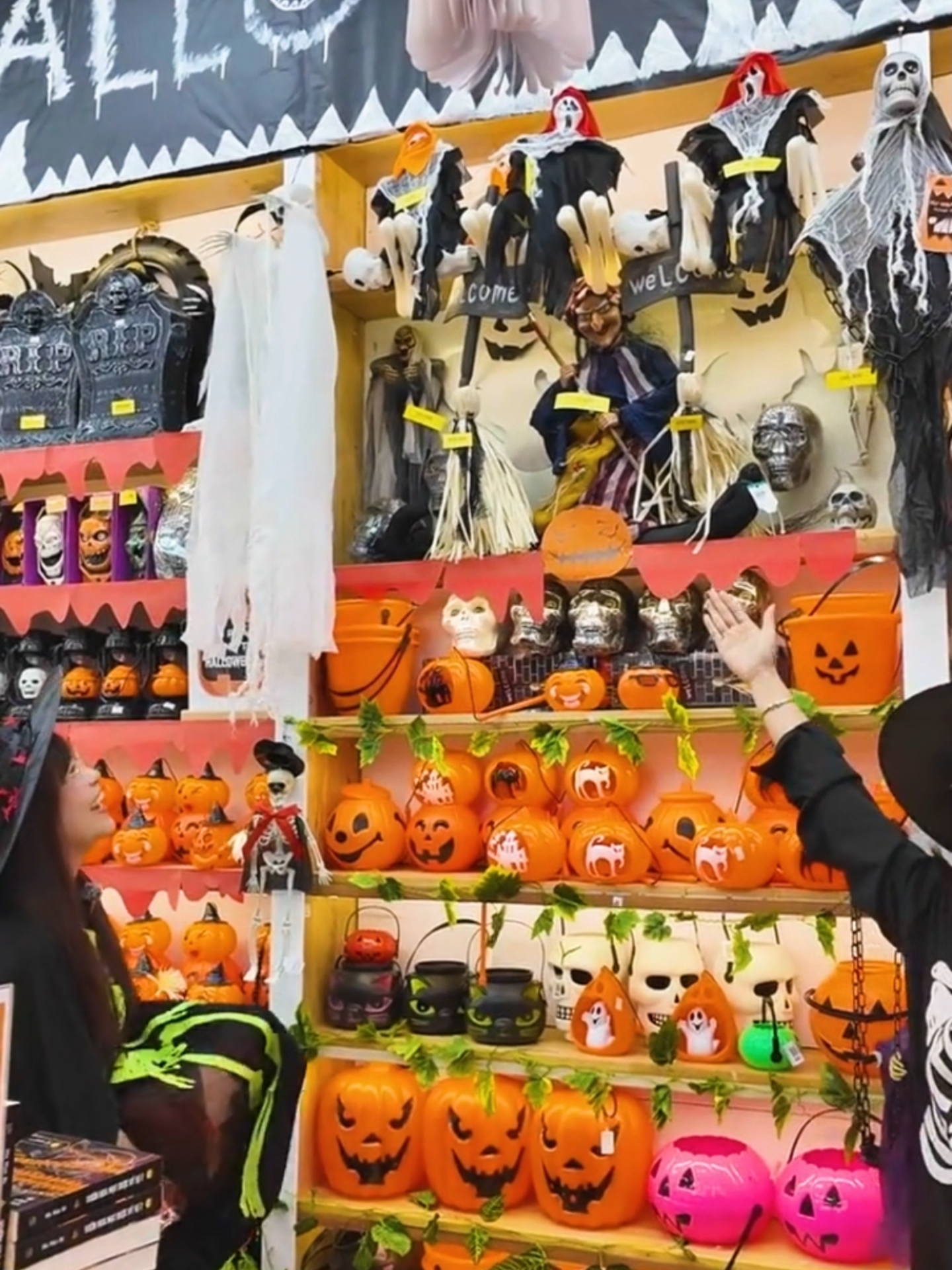 Đến FAHASA mà tưởng lạc vô nghĩa địa bí ngô 🎃💀 Bí ngô cười, bộ xương nhảy #FahasaHalloween #DecorHalloween #Halloween2025 #nhasachFahasa #Fahasa #BiNgoHalloween