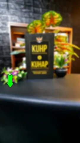 Buku KUHP dan KUHAP menyajikan pedoman lengkap hukum pidana dan hukum acara pidana di Indonesia. Disusun secara sistematis, buku ini membantu pembaca memahami dasar-dasar peraturan, proses peradilan, serta penerapan hukum dalam kehidupan nyata — penting bagi pelajar hukum, praktisi, dan masyarakat umum yang ingin melek hukum.  #KUHP #KUHAP #HukumIndonesia #BukuHukum #belajarhukum 