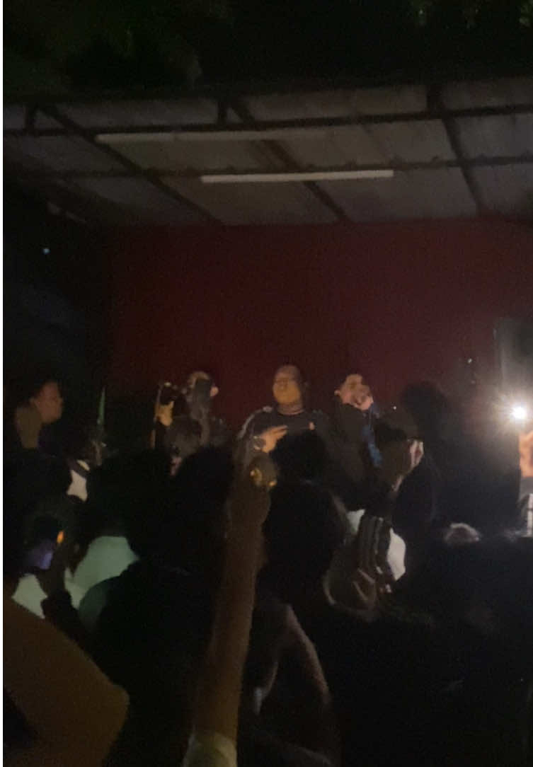 Di bawah pengaruh musik britpop #britpop #wekeendersservicecrew #fyp #oasis #90s 