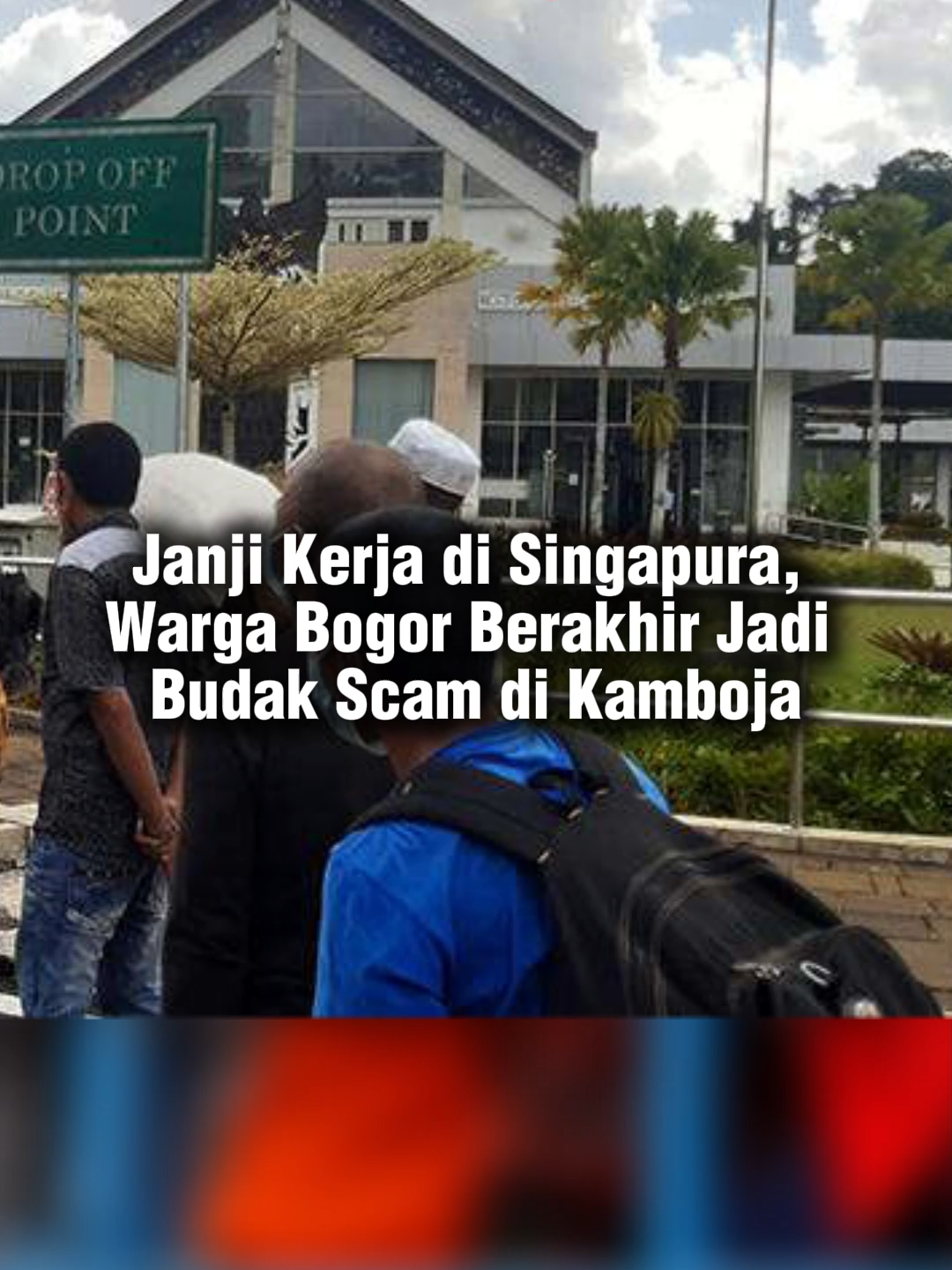 Seorang pemuda asal Bogor menjadi korban sindikat penipuan online di Kamboja. Awalnya, ia menerima tawaran kerja di Singapura sebagai customer service.  Tapi kenyataannya, dia justru dibawa ke wilayah perbatasan Kamboja–Vietnam, dan dipaksa bekerja dalam jaringan online scam internasional. Selama berbulan-bulan, ia disekap dan dipaksa menipu orang lain secara daring. Hingga akhirnya, 21 Oktober 2025, Ilham berhasil melarikan diri bersama rekannya dan berlindung ke KBRI Phnom Penh. Namun, ancaman belum berhenti. Setelah kabur, Ilham justru menerima pesan teror dari nomor tak dikenal berisi ancaman pembunuhan dan intimidasi. #metrobogor #bacametrobogor #korbansindikatpenipuan #penipuanonlinekamboja #jaringanonlinescam #pemudabogorkenascam