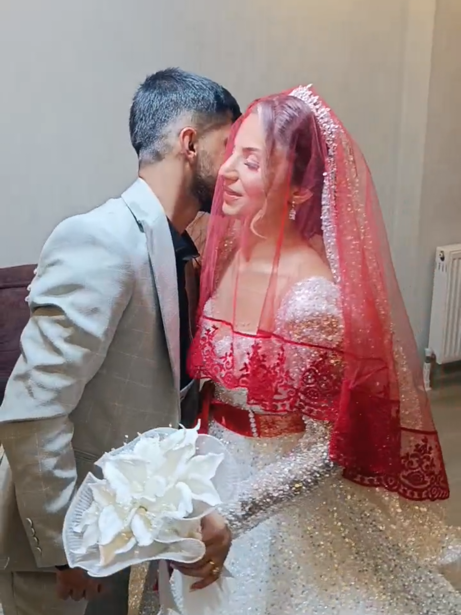 ağlamamak için zor tuttum kendimi ,söyleyecek onlarca şey var aslında ama kursağıma takılıp kaldı,nr yutkunabildm nede söyleyebildim  Bi kız için bi babaya en çok bugun ihtiyaç vardır ama bugun yoktun ,bi insanın olmamasını anlarım ama varken yok olmasını hiç bir zaman anlayamam.şimdi kendi yuvamı kurmak için ana evimden gidiyorum ama söz veriyorum şu hissettiklerimi benim kızım  asla hissetmeyecek.. #babaevi  #baba  #anne  #veda  #gelin 