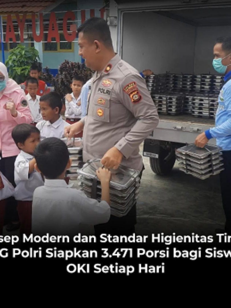 Konsep Modern dan Standar Higienitas Tinggi, SPPG Polri Siapkan 3.471 Porsi bagi Siswa di OKI Setiap Hari. Dapur SPPG OKI ini berdiri di belakang bangunan eks Mapolres Ogan Komering Ilir, di Jalan Letnan Muchtar Saleh, Kayuagung. Dari luar tampak sederhana, namun siapa sangka dari sinilah ribuan porsi makanan bergizi diproduksi setiap harinya untuk ribuan siswa di Kabupaten OKI. Bangunan dapur ini dulunya hanya satu ruangan biasa, Namun demi memenuhi standar Badan Gizi Nasional, seluruhnya direnovasi mulai dari area penyimpanan bahan makanan, ruang pemrosesan hingga area distribusi, serta terdapat chiller untuk menyimpan sayur, buah dan bumbu. #SPPGPolri #dapursppg #makanbergizigratis #MBG #polri #poldasumsel #SPPG #fyp #sumsel