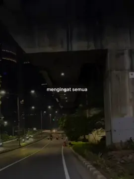 mengingat semua kenangan dulu.. #lyrics #liriklagu #fyp 