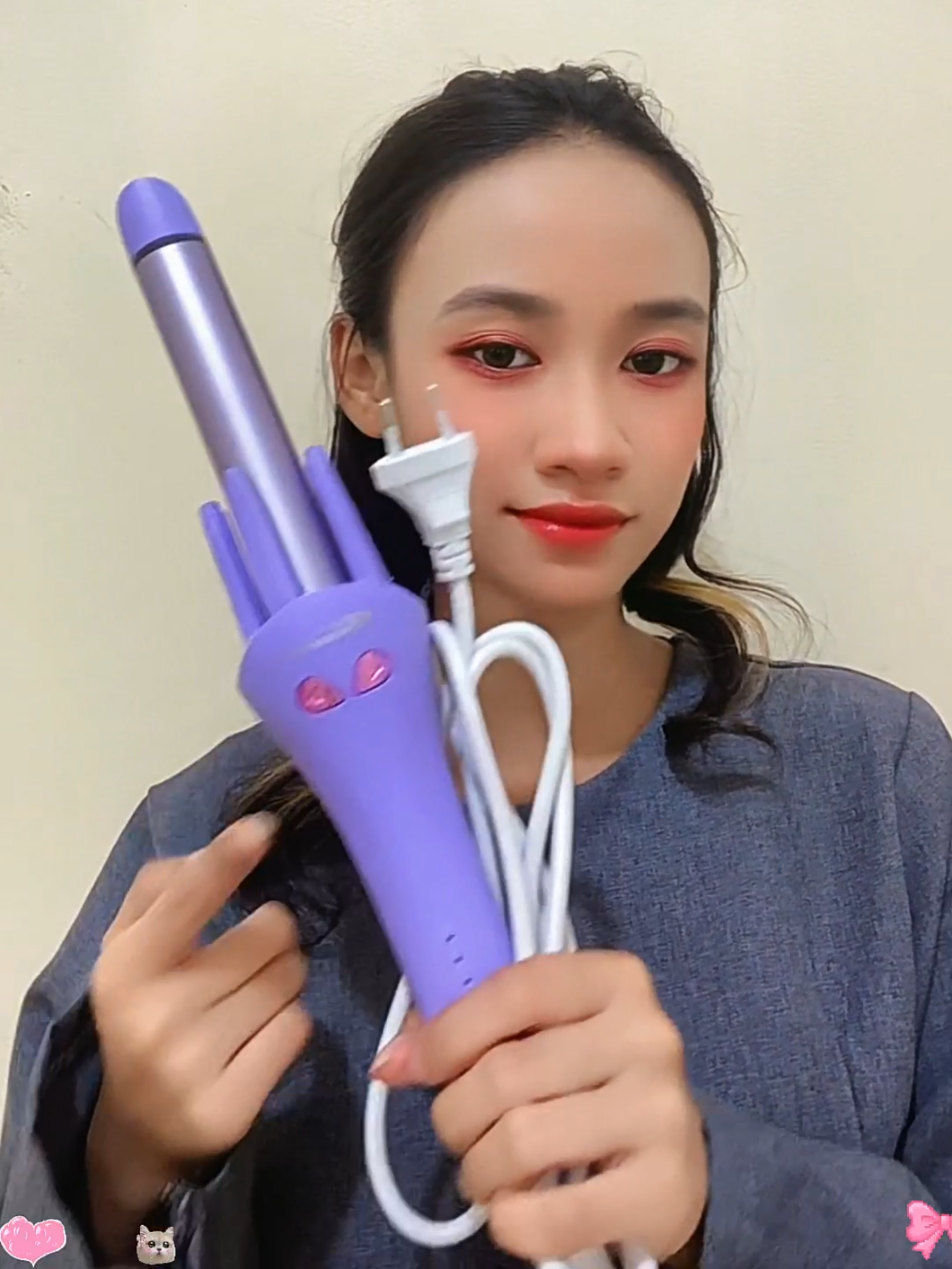 Setiap lekukan menyimpan pesona. Gelombang lembut di rambutmu menjadikan kelembutan bagian dari gayamu. #MAIMEITE #catokanrambut #catokan #haircurly #haircurlyotomatis #catokancurly #curlyhair #fyp #wibgajian