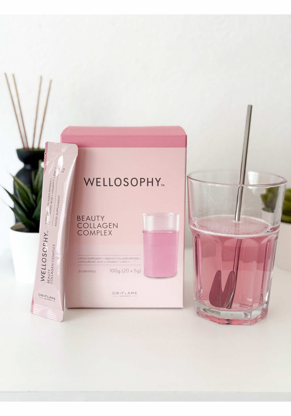 A beleza começa de dentro — e o Beauty Collagen Wellosophy é o reforço diário que a tua pele, cabelo e unhas vão adorar 💫 Formulado com colagénio marinho hidrolisado, vitamina C e zinco, este complexo ajuda a melhorar a firmeza da pele, reduzir sinais de idade e fortalecer cabelos e unhas 💅🏻 Basta uma dose por dia para nutrir o teu corpo por dentro e revelar uma aparência mais jovem, saudável e luminosa ✨ Porque cuidar de ti é o segredo da verdadeira beleza 💕 @Oriflame @Oriflame Portugal #oriflame #oriflameportugal #oriflameonme #wellosophy #collagen 