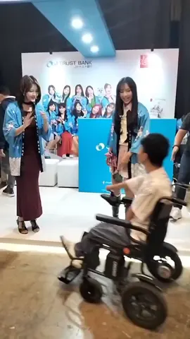 respect banget buat mereka dalam situasi fans yang pake kursi roda mereka tetap respect ke fans nya salut buat mereka#jkt48newera #jkt48newera #jkt48 #christyjkt48🐟 #gitajkt48 