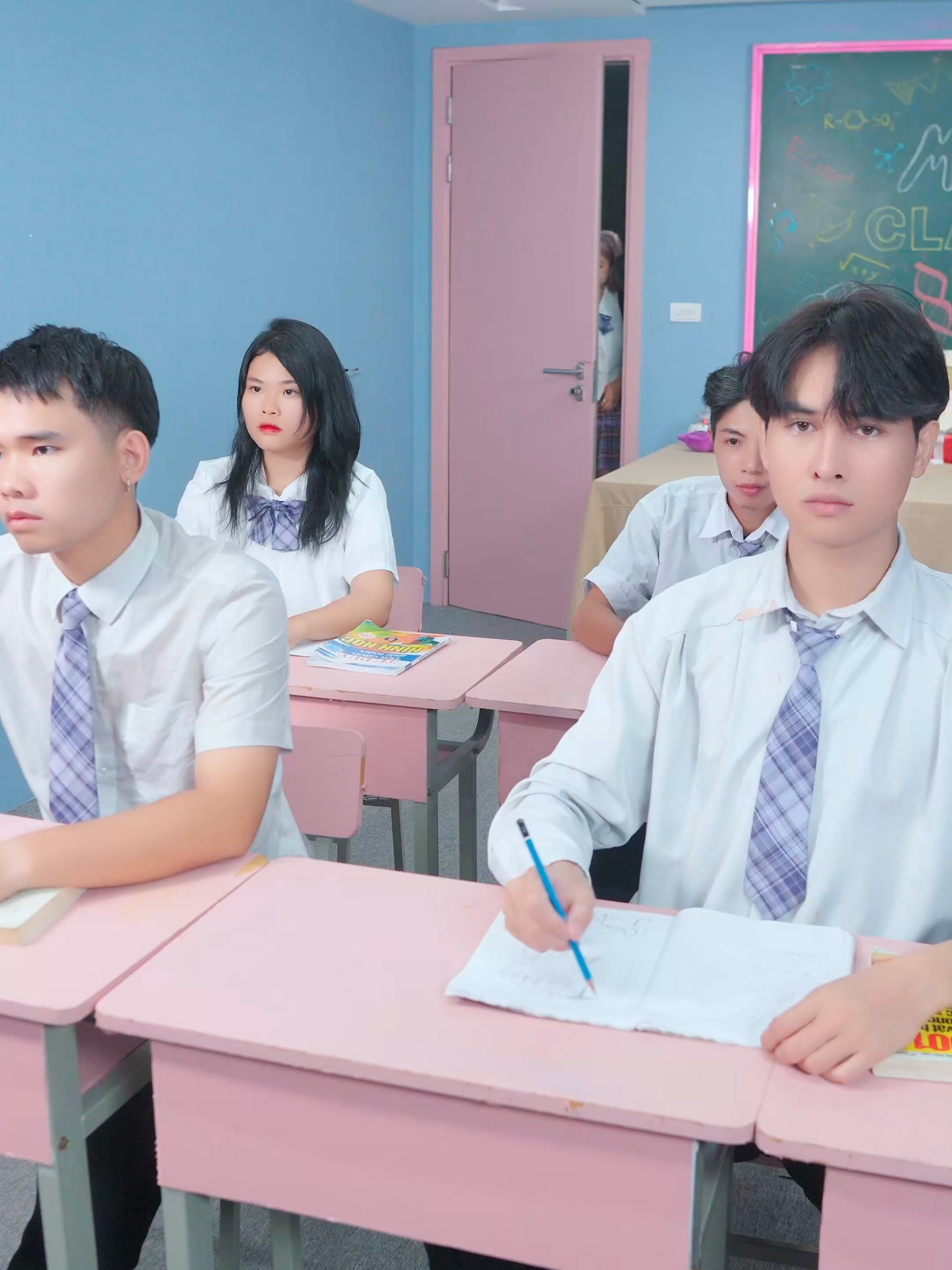 Who’s real? Who’s the doppelgänger? 💀💚#lilymeow #lilymiumiu