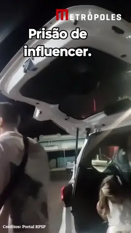 A influenciadora Aline Bardy Dutra, conhecida nas redes sociais como Esquerdogata, foi presa sábado (25/10) em Ribeirão Preto. Durante a abordagem e prisão, com frases preconceituosas sobre salário e cultura, ela humilhou os PMs por meio de ostentação de riqueza e classe social. Em um ato de menosprezo, a influenciadora afirmou que os policiais “ganham R$ 3 mil” e demonstrou sua superioridade financeira declarando: “Minha sandália vale o carro de vocês”. Ela ainda questionou um dos agentes: “Você tem noção de quem é você e quem sou eu?” e afirmou que o policial “não tem dinheiro nem para falar com o advogado” dela. Aline Bardy, que apresentava “sinais de embriaguez” — condição que a própria influenciadora admitiu– , passou a desacatar e ofender os PMs no momento em que foi presa. Ela também fez alegações sobre sua notoriedade, afirmando aos policiais que contava com um milhão de seguidores nas redes sociais, declarando: “Sabe que uma militante ser presa, isso vai me fazer deputada federal? Vou mandar em vocês tanto. Você é um policialzinho, ganha licença-prêmio”. Ela chegou ainda chamou um PMs de “facistinha”. #esquerdogata  #alinebardy #alinebardydutra #influencer #prisao 