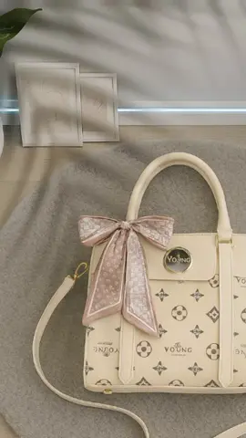Eleganteng handbag na may disenyo ng ribbon scarf, perfect para sa classy at modernong look sa bawat okasyon. #ChicStyle #ElegantBag #FashionEssentials #ModernLook #OOTD
