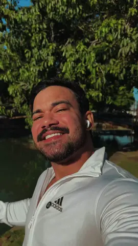 A história de Jó nos lembra que nenhuma dor é em vão. Mesmo quando tudo parece perdido, Deus ainda tem planos de restauração. Jó perdeu tudo, mas permaneceu fiel, e no tempo certo, Deus devolveu o dobro do que ele havia perdido. Às vezes, o sofrimento é só o caminho pra um recomeço maior. Então segura firme. Deus ainda escreve a tua história, e os dias de alegria que Ele prometeu vão chegar. 🙏🏽
