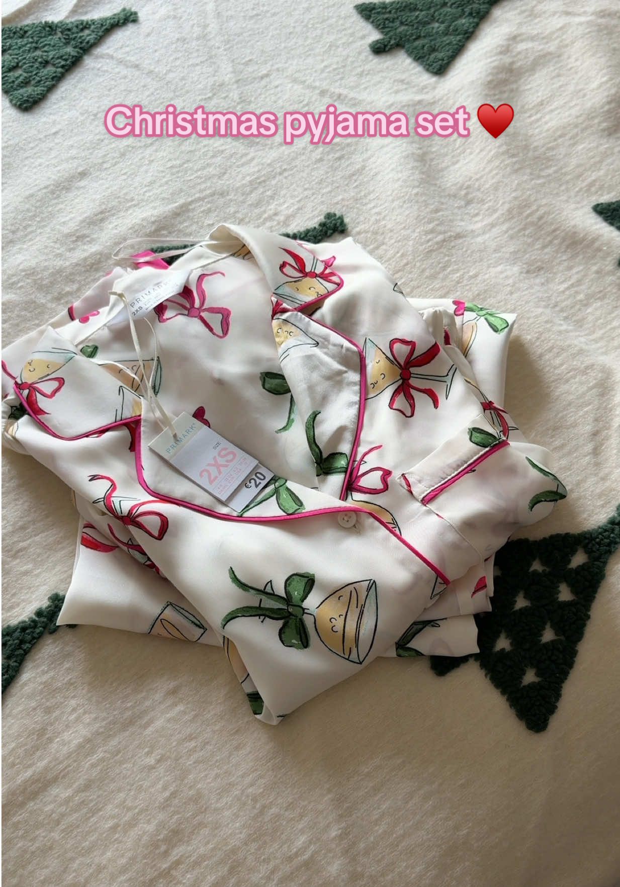 Fui à Primark no fim-de-semana e encontrei o pijama mais fofo para este Natal 🥹🎀🥂♥️ O conjunto custa 20€ e além de lindo, é muito confortável! E vocês, o que acharam? 🫶🏻 📍Este vídeo foi gravado na Primark do Colombo! #primarkfinds #primark #christmas #pijama #pyjamaset   