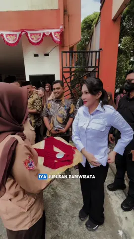 Revitalisasi Sekolah Maluku Utara 2025 📍APBD: 59 sekolah (Rp61 M) 📍APBN: 54 sekolah (Rp66 M) Total lebih dari 💯 sekolah dibenahi! Masih panjang perjalanan kita, tapi setiap ruang kelas yang diperbaiki adalah langkah kecil menuju masa depan besar anak-anak Maluku Utara ❤️🤍 #gubsherly #malukuutara