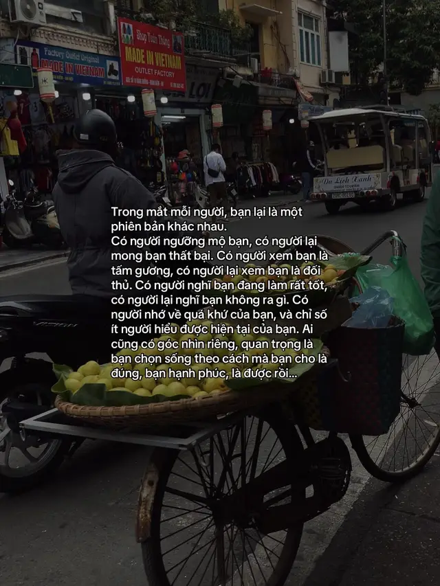 Trong mắt mỗi người, bạn lại là một phiên bản khác nhau. Có người ngưỡng mộ bạn, có người lại mong bạn thất bại. Có người xem bạn là tấm gương, có người lại xem bạn là đối thủ. Có người nghĩ bạn đang làm rất tốt, có người lại nghĩ bạn không ra gì. Có người nhớ về quá khứ của bạn, và chỉ số ít người hiểu được hiện tại của bạn. Ai cũng có góc nhìn riêng, quan trọng là bạn chọn sống theo cách mà bạn cho là đúng, bạn hạnh phúc, là được rồi… #lyrics #_22iutn #xyzbca #xuhuong #xuhuongtiktok 