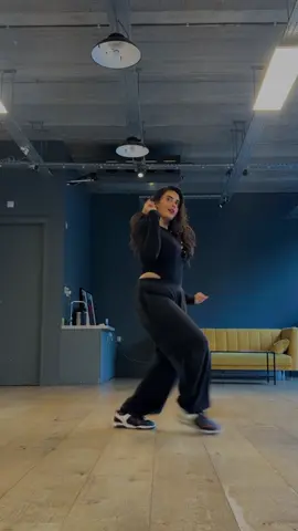 KUFARING @Shivaeya  dc: me!! (tag if you recreate!)  teaching this in london 8/11 (details on insta) #diljitdosanjh #kufar #newsong #fyp #londondanceclass 