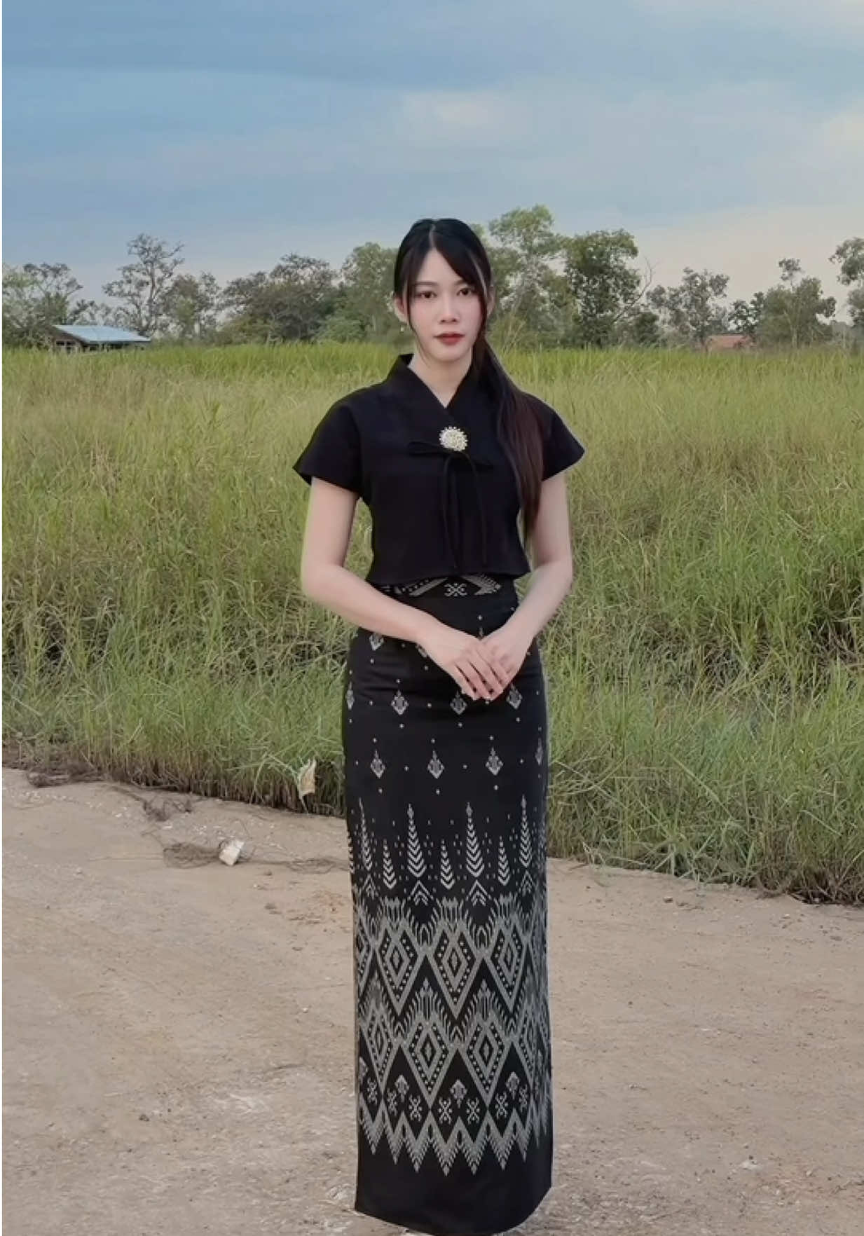 #CapCut พสกนิกรแต่งชุดดำไว้อาลัยพระพันปีหลวง  น้อมกราบฝ่าพระบาท 🥹🙏🏻 ด้วยสำนึกในพระมหากรุณาธิคุณ🥹🙏🏻 อันหาที่สุดมิได้ เสด็จสู่สวรรคาลัย 🥹🙏🏻  #ตาลตโนดstyle #ชุดไทย #ชุดไทยประยุกต์ #ชุดสีดํา 