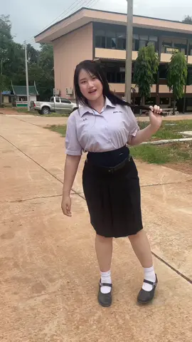 กระโปรงทรงเเคบตราลุงนัยทรงสวยถูกใจสาวอวบเเบบเรา ที่เราใส่อยู่ยาว 25 สัดส่วน อ.30เราเผื่อไซส์เป็น อ.31 สพ.40 สูง166 #กระโปรงนักเรียนทรงแคบตราลุงนัย #เปิดการมองเห็น #ฟีด 