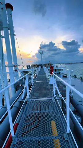 Ada saat di mana langit ,laut,dan waktu saling sepakat untuk terlihat sempurna.#sunsetvibes#peluatpunyacerita#fy 