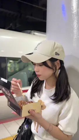 たこやき新幹線の中で食べようと思ってたけど、待てなかったひとです。