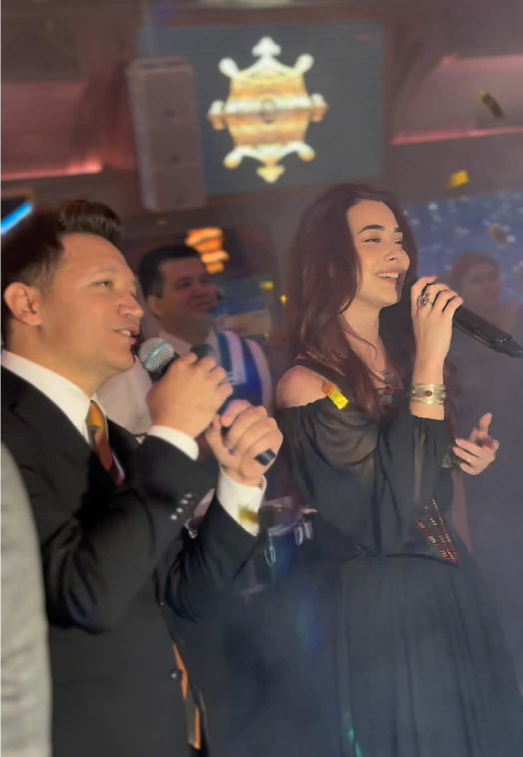 @𝐆𝐮𝐥𝐜𝐡𝐲𝐧𝐚𝐫_𝐓𝐚𝐜𝐡 bilen, toýda Täze aýdym yerine yetirdik 