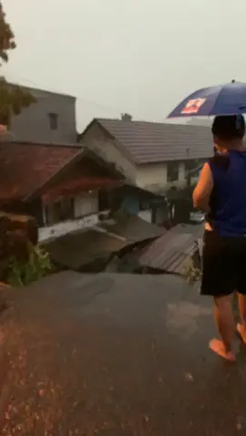 longsor dan banjir setinggi -+ 1 meter