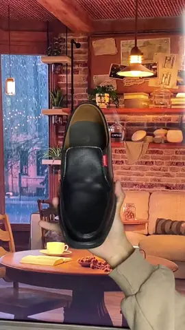 Langkah pasti, gaya elegan. Sepatu formal yang nyaman dipakai seharian — tampil percaya diri di setiap kesempatan! 👞✨ Hashtag: #SepatuPria #SepatuFormal #FashionPria #OOTDPria #SepatuKantor 