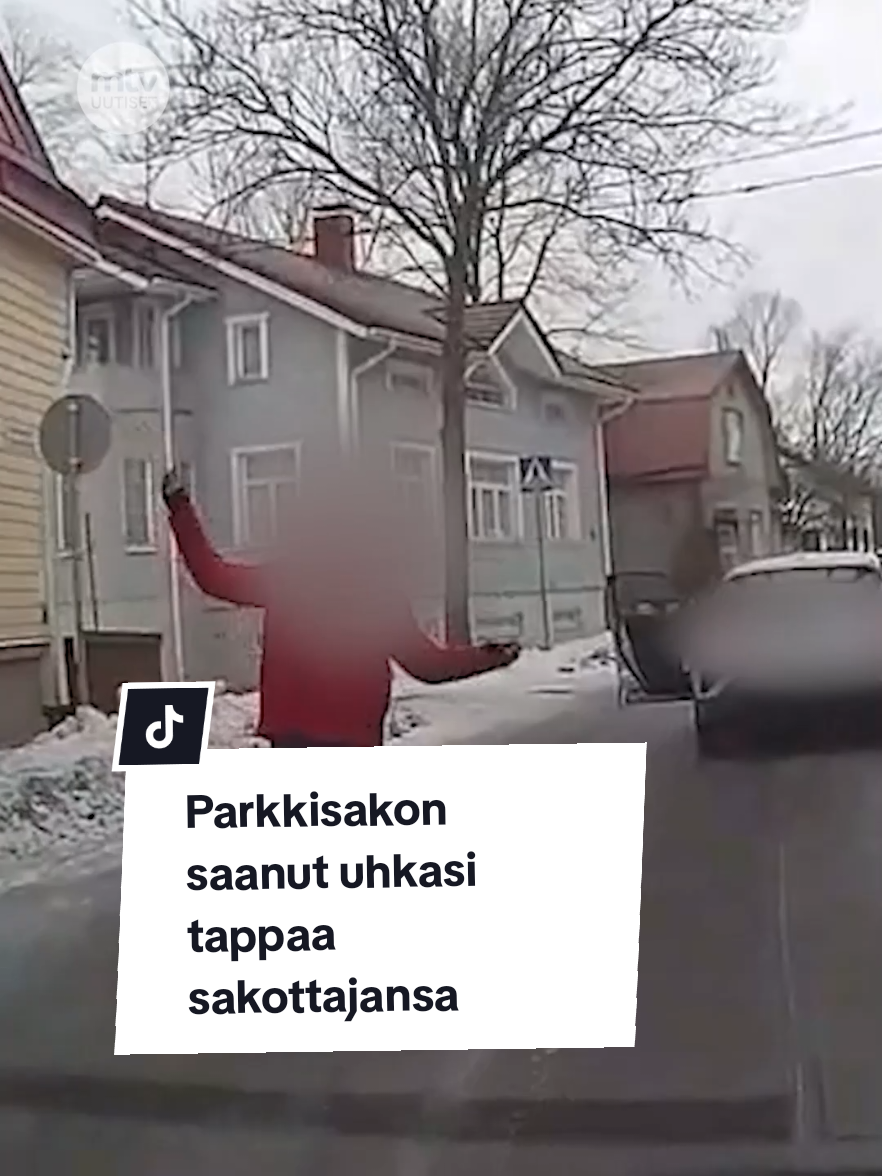 Pysäköinninvalvojan kauhunhetket tallentuivat videolle Turussa. Vuoden 2022 helmikuussa parkkisakon saanut henkilö lähti raivostuneena ajamaan pysäköinninvalvojan perään onnistuen useaan otteeseen estämään tämän ajon. Mies uhkasi tappaa pysäköinninvalvojan, joka pääsi kauhuissaan pakenemaan tilanteesta toistuvasti. Pysäköinninvalvojan mukaan hän ei ole koskaan elämässään pelännyt vastaavalla tavalla. Videolle tallentuneet tapahtumat esitettiin Rikospaikka-ohjelman Peitemies Silfsten -osiossa, jossa käsitellään erilaisia videolle tallentuneita rikoksia. Katso koko video MTV Katsomosta. Katso Rikospaikka keskiviikkoisin MTV Katsomossa 21.00 ja MTV3-kanavalla 22.35. Rikospaikan kaikki jaksot MTV Katsomossa. #rikospaikka #mtvkatsomo #mtv3suomi #mtvuutiset @MTV Uutiset 