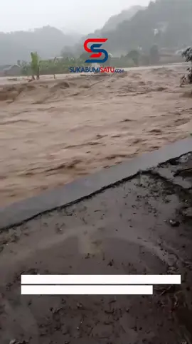 BREAKING NEWS: Banjir bandang melanda wilayah Cisolok dan Cikakak, Kabupaten Sukabumi, Senin (27/10/2025). Sejumlah akses jalan dilaporkan terputus, dan warga diimbau untuk tetap waspada terhadap potensi banjir susulan. 🌧️⚠️ #SukabumiSatu #BanjirBandang #Sukabumi #Cisolok #Cikakak 