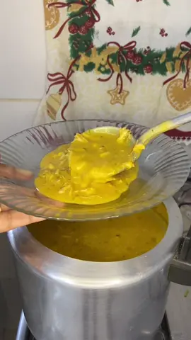 Creme de galinha😋     Ingredientes👇 1kg de peito de frango  1 tomate picado, cebola picada , pimentinha de cheiro , pimentão , alho  cheiro verde a gosto  Tempero👇 Sal , corante , pimenta do reino , chimichurri  1 caldo kinor de galinha  Leve para cozinhar na pressão por 15 minutos  Depois de cozido coloque o caldo  No liquidificador com 4 colheres de farinha de trigo  Desfie o frango  Adicione na panela o frango desfiado, o caldo batido  1 pacote de milho  Azeitonas  1 caixa de creme de leite  Finalize com cheiro verde agosto #cremedegalinha #receita #foryou #fypシ゚ #foryoupage 