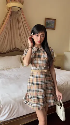 𝐄𝐯𝐞𝐥𝐢𝐧𝐚 𝐃𝐫𝐞𝐬𝐬 𝐄𝐯𝐞𝐥𝐢𝐧𝐚 𝐃𝐫𝐞𝐬𝐬 là hiện thân của sự ngây thơ và duyên dáng. Chất liệu cotton nỉ mềm mịn cùng họa tiết caro nhẹ nhàng tạo nên phong cách “girly vintage”. Món đồ lý tưởng cho nàng thơ yêu sự trẻ trung, nữ tính