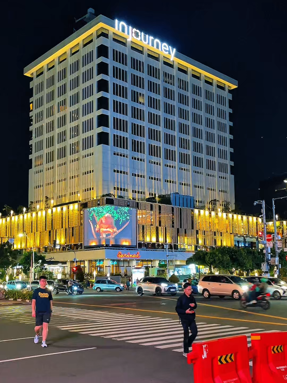 Sarinah night view, mall pertama di indonesia  • • • #jakarta #vibes #sarinah #fyp #malam 