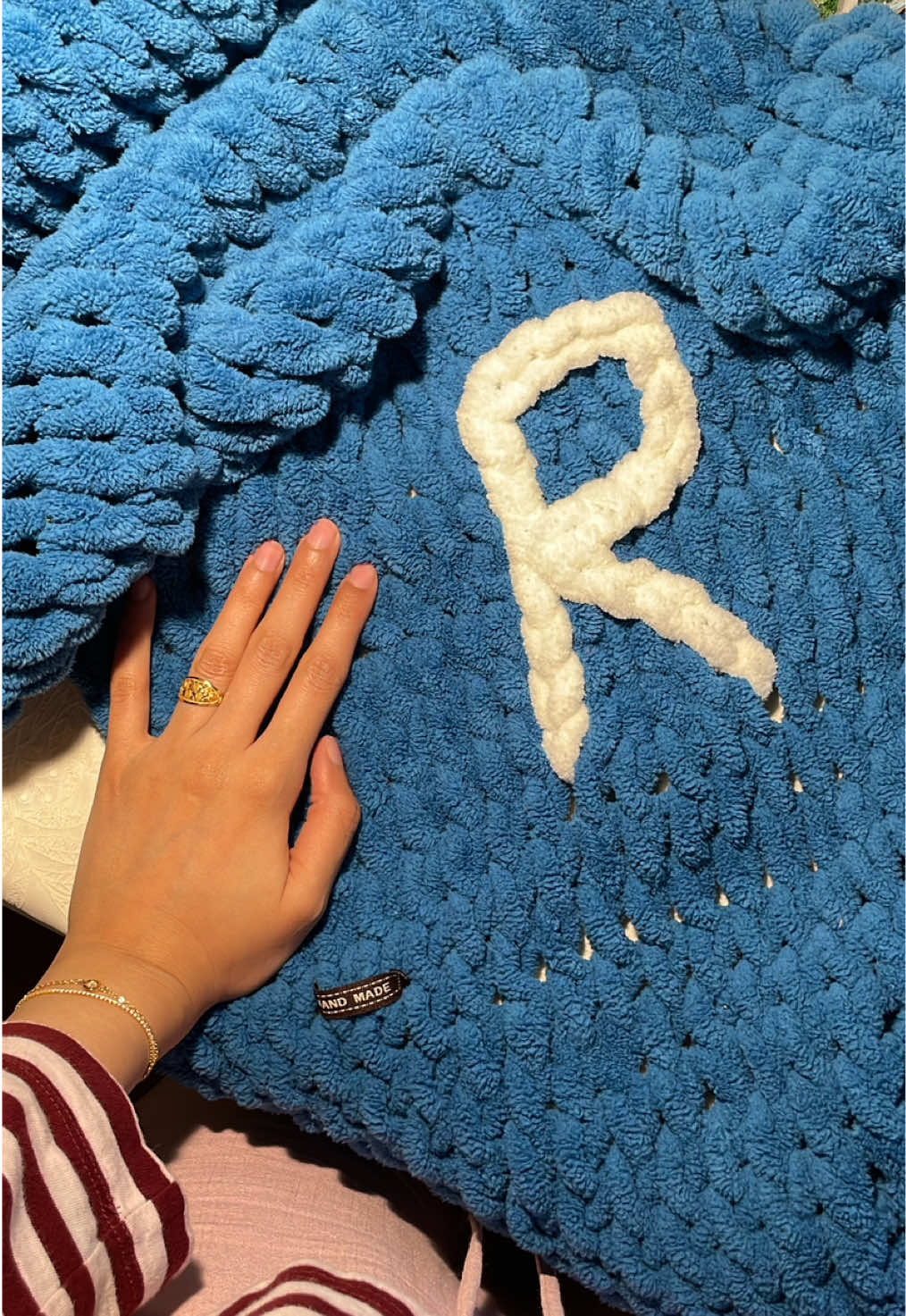 Replying to @أزهار الحمدان .Rug   طريقة كتابة حرف R بخيوط البوفي ✨ تتوريال كتابة حرف بخيوط البوفي