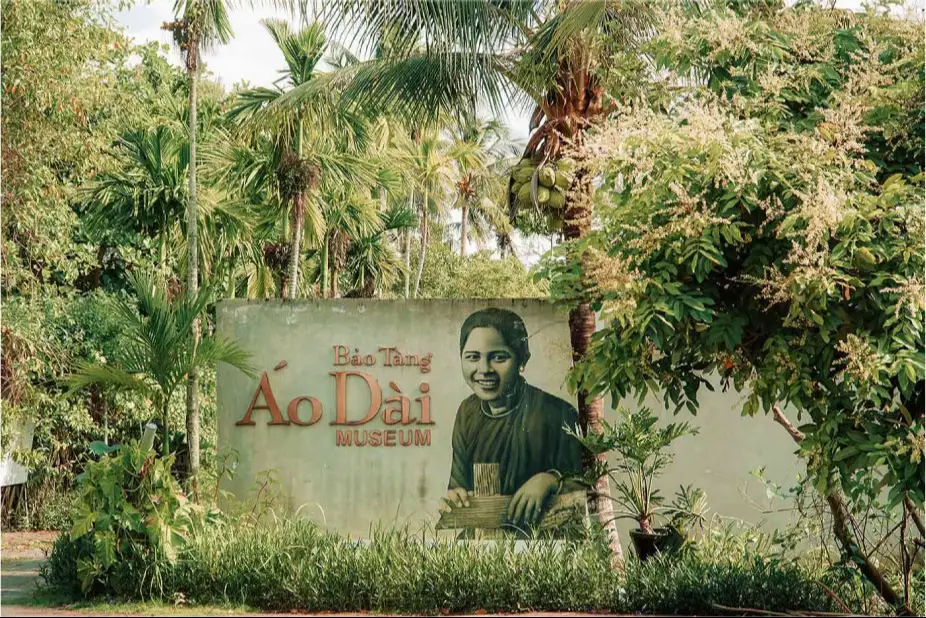 1. BẢO TÀNG ÁO DÀI  Bảo tàng áo dài rộng khoảng 20.000m2 với cực kì nhiều góc ảnh, mình cũng từng chụp ở đây nên cực kì rcm điểm này cho các bạn xúng xính chụp ảnh Tết. Địa điểm này cực kì xứng đáng luôn á.  📍 Địa chỉ cũ: 206/19/30 Long Thuận, Phường Long Phước, TP. Thủ Đức, TP. Hồ Chí Minh. ⏰ 8g - 17g  🐠 : Khoảng 50/ng, HSSV: 30/ng  #chupanh #aodai #thuduc #chothueaodai #diadiemsongao 
