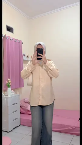 Rekomendasi kemeja oversize yang nyaman banget dipake buat daily💛 #outfitideas #outfitinspo 