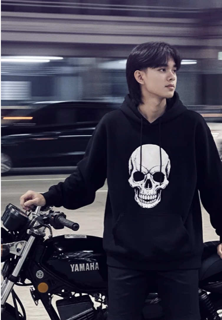 PROMPT👇 Jadikan foto tersebut sebagai objek utama,jangan mengubah,fisik, pertahankan wajah asli pria pada foto, yang di ambil menggunakan kamera iPhone terbaru dengan resolusi tinggi,jangan ada efek bokeh atau blur,bayangan lembut,kontras tinggi,memiliki rasio 9:16, berdiri di samping sebuah sepeda motor Yamaha Aerox berwarna hitam yang sudah di modifikasi . Ia mengenakan hoodie hitam oversize dengan grafis tengkorak berwarna putih,Di bagian bawah, ia memakai celana pendek berwarna hitam gelap. Ekspresi datar namun percaya diri ke arah kamera, dengan tubuh sedikit condong ke belakang sambil kedua tangannya bersandar pada bagian belakang sepeda motor. Sepeda motor tersebut adalah model sport dengan desain ramping, memiliki stang rendah dan jok tunggal. Latar belakang gambar terlihat buram dengan efek gerakan horizontal, menunjukkan jalur jalan khas kota indonesia yang dipenuhi cahaya lampu yang memanjang dan beberapa kendaraan yang melintas, memberikan kesan kecepatan atau suasana malam hari yang dingin. Pencahayaan pada pria dan motor terlihat jelas dan fokus, dengan latar belakang yang blur.sedikit grainy seperti hasil kamera ponsel. #googlegemini #geminiai #ai #prompt #fyp 