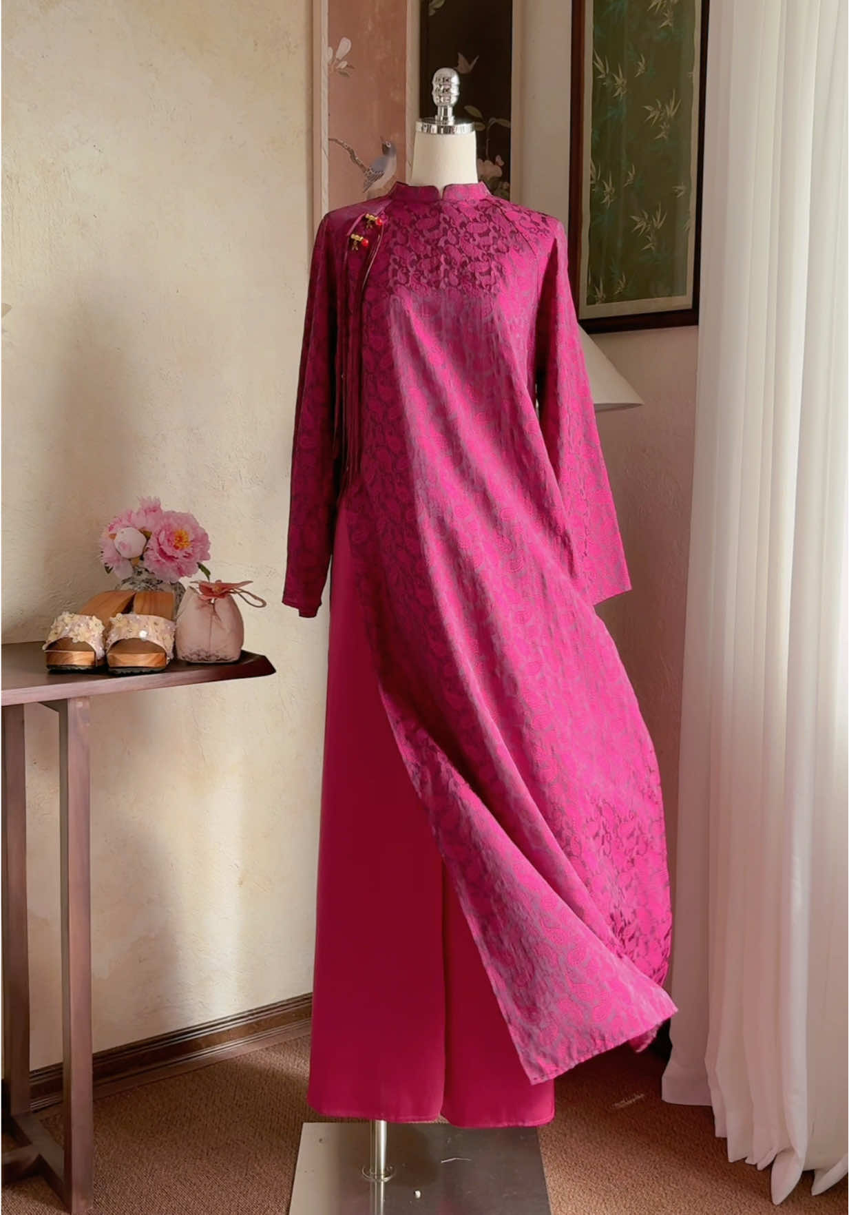 𝐀́𝐨 𝐝𝐚̀𝐢 𝐥𝐮̣𝐚 𝐠𝐚̂́𝐦 𝐂𝐚̂̉𝐦 𝐍𝐠𝐮𝐲𝐞̣̂𝐭 – sắc hồng cẩm quyến rũ, nền nã mà kiêu sa #aodaicachtan #aodai #aodaithietke #vayralvideo #xuhuong 