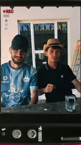 «من أسمى مظاهر النضج والوعي وقوة الشخصية تكمن في قدرة الإنسان على التجاهل: تجاهل الجاهل، وتجاهل المستفز، وتجاهل من يتحدث بلا هدف، وتجاهل التفاهات الصغيرة، وحتى تجاهل من يتعمد تجاهلك. قمة النضج أن تمتلك البصيرة التي تمكنك من التمييز بين “النفايات العقلية” التي يجب ألا تلوث بها عقلك، وبين الأفكار الطيبة والنافعة التي تستحق أن تملأ بها ذهنك.» بِمعنى: التجاهل ليس برودًا، بل فنّ من فنون السيطرة الداخلية. حين تنضج، تدرك أن الردّ على كل شيء يُفقدك طاقتك، وأن بعض المعارك تُربح بالسكوت لا بالصوت. في علم النفس، هذه الحالة تُسمّى “التحكم الذاتي المعرفي”، وهي مهارة يكتسبها العقل مع الوعي، عندما يتعلم أن يُفلتر المثيرات العاطفية، فلا يتفاعل إلا مع ما يستحق. فالتجاهل هنا ليس ضعفًا، بل رفاهية فكرية لا يملكها إلا من تحرر من حاجة الإثبات المستمر.