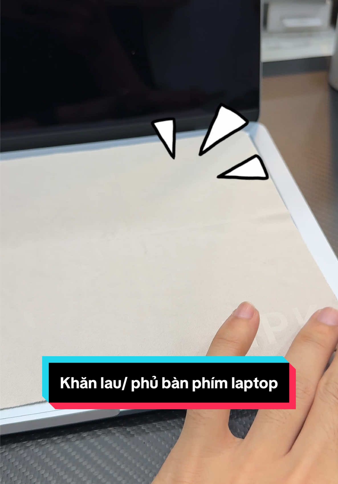 Vải lót bàn phím tránh bụi bẩn hằn lên màn hình MacBook Laptop hiệu quả #macbook #thanhcongnghe #techtok #khanphuphim #LearnOnTikTok 