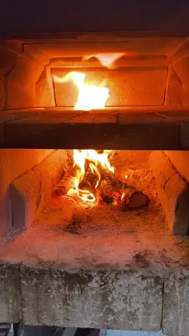Harini sempat ambil video bakar pizza margherita...antara pizza personal favourite saya...awak pernah cuba dop?? #pizzabara #pantaipenarik #pizzakayuapi #alaneapolitanpizza #pizzatime 