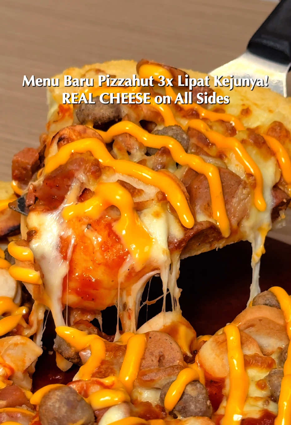 Menu baru Pizzahut yang ini 3x lipat Kejunya!! Surganya buat para cheeselovers ,ada Crunchy Parmesan di bagian pinggir, Keju Mozzarella yang melting di dalam, sama Cheese Drip sauce di atasnya! @Pizza Hut Indonesia  #Cruncheeze #CruncheezePizzaHut  