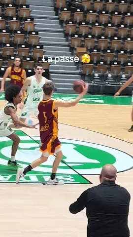 La passe @_iammx5. 🫣 #pourtoi #foryou #basketball #ballislife 