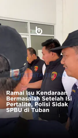 Unit Tindak Pidana Tertentu (Tipidter) Sat Reskrim Polres Tuban bersama Dinas Koperasi, UKM dan Perdagangan (Diskopumdag) melakukan inspeksi mendadak (sidak) terhadap dua SPBU di Kabupaten Tuban.  Kegiatan ini dilakukan atas ramainya informasi kendaraan mengalami masalah hingga mogok setelah mengisi BBM jenis Pertalite. Sementara baru SPBU Alfalah dan SPBU Ndasin yang didatangi. Petugas gabungan tersebut mengambil sampel BBM Pertalite. _________ DM atau Tag @beritatubanid untuk berbagi informasi  #beritatuban #tuban #kabupatentuban #tubanjatim 