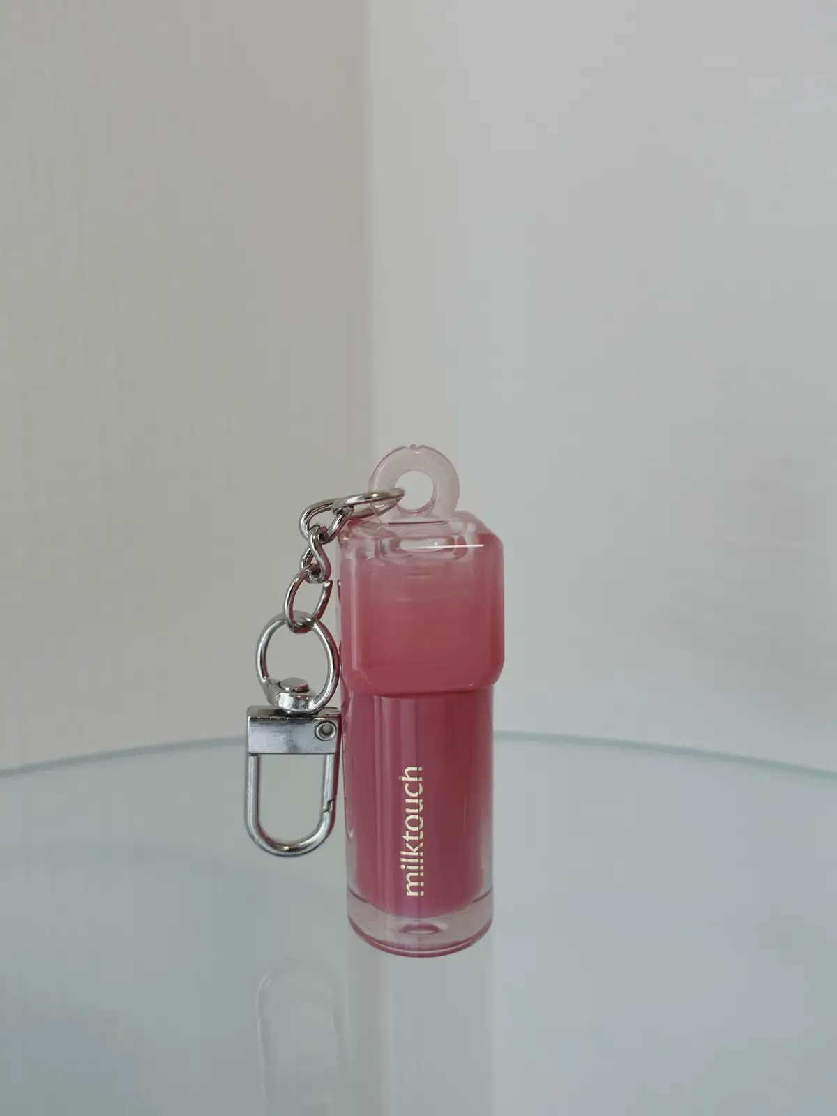 MilkTouch ミルクタッチ デューステインシアーリップグロスミニ 02bubbly pink🤍 やわらかくシアーな発色が魅力のリップグロス。 ホホバオイル16%配合なので、乾燥を防ぎながらみずみずしいツヤ感のある仕上がりを叶えてくれます✨ くちびるが荒れやすいのですが、こちらは荒れずに使えました！ ささっと一度塗りしただけでしっかり発色するので使いやすかったです💐 02番のベビーピンクカラーがお気に入りです🩰 #milktouch #ミルクタッチ#デューステインシアーリップグロス #qoo10