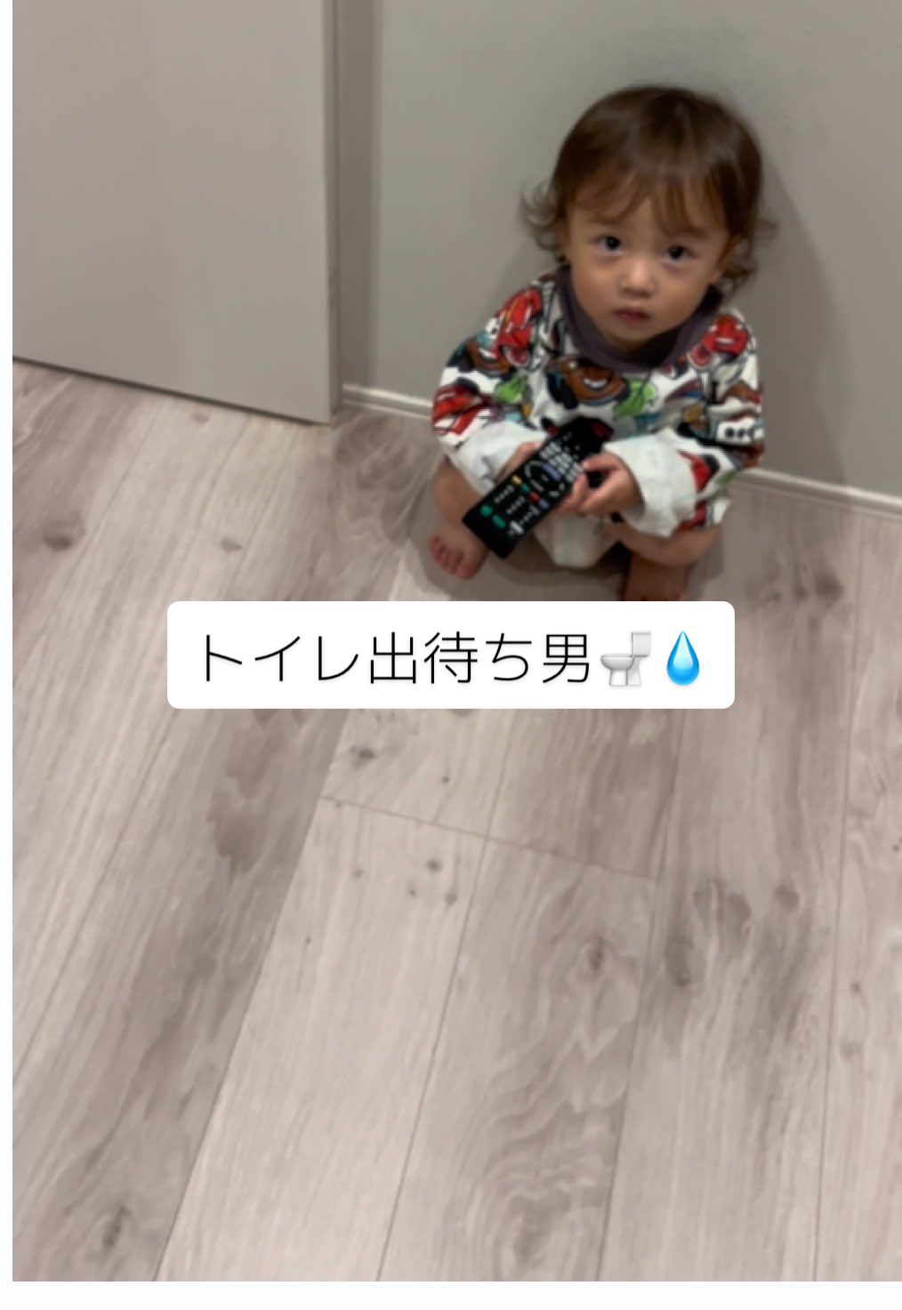 ままのトイレ出待ち集🚽 （ちょっと変わった趣味👶🏻） 朝も夜もいつでも トイレ中に出待ちされてて 急かされてる私、、、👩🏼 でもかわいくて 撮り溜めてたら増えてきた📹笑 喉痛くなってきたから コストコで葛根湯買ったよ🥹🥹 早く治れえええええ 僕もハナタレくんなので 明日病院かなあ😷💧 #3710 #男の子ママ #子供のいる暮らし #子供のいる生活 #1歳9ヵ月 