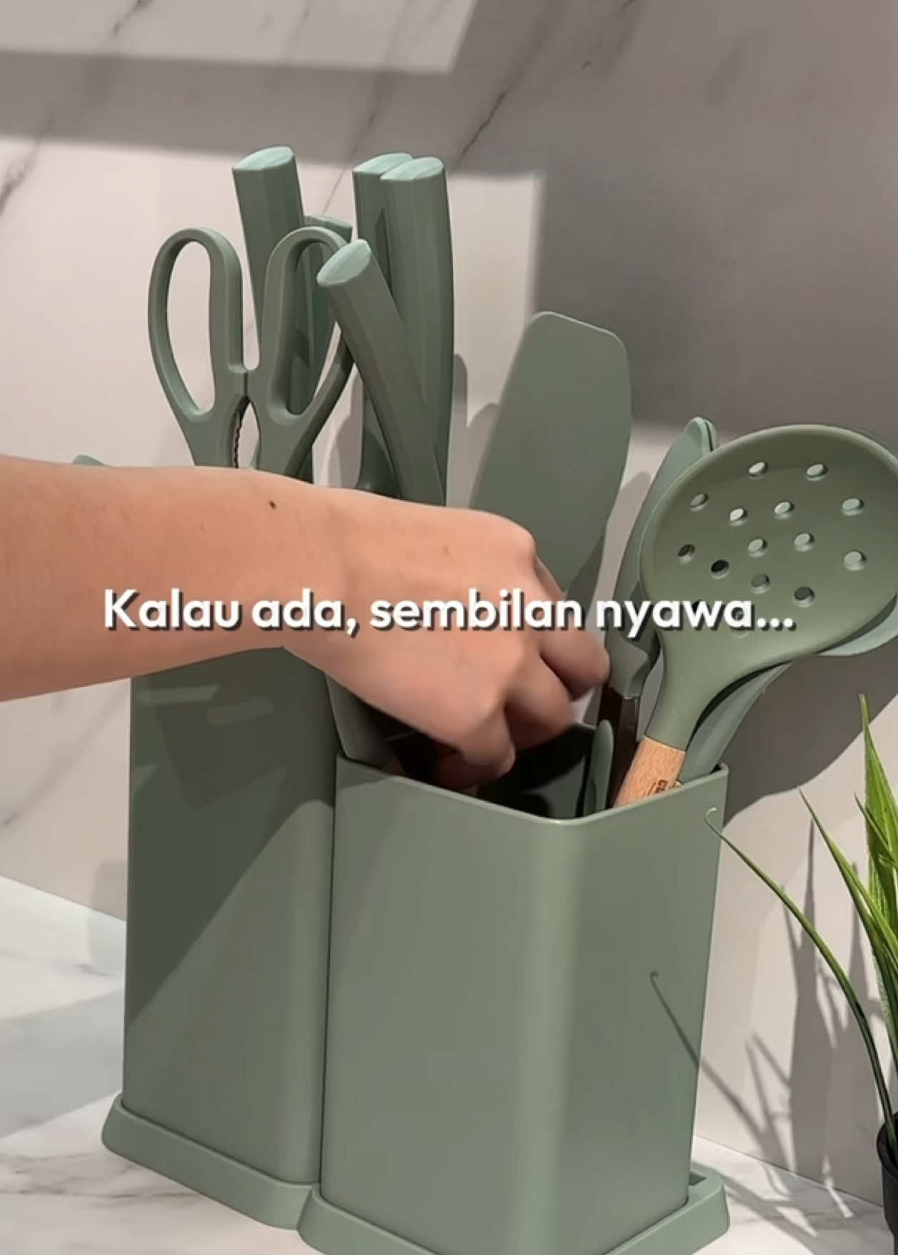 Alamak… yang ada di pikiran dan dadaku cuma ✨Culinart Set 13 Pcs Pisau & Peralatan Masak✨ soalnya lengkap banget, semua alat masak udah di satu tempat! 🛒Checkout set peralatan masaknya di link bio no. 173 ya🧡💙 #ruparupa #OmniChannel #KalauAda9NyawaTrend2025 #SetAlatMasak #SetPeralatanMasakLengkap