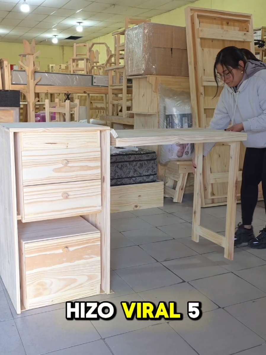 Somos de Rosario Argentina  Este es nuestro escritorio Viral el mismo viene con la silla incluida. 3 cajones con guia metalica. se extiende hacia el costado optimizando el espacio. es de madera Maciza de pino.