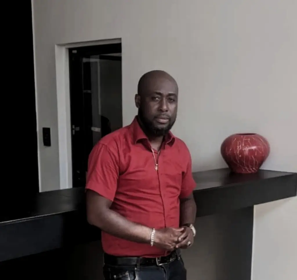 Ceux qui bâtissent dans l’ombre Ils ne portent ni cape ni médaille, et pourtant, ce sont eux qui tiennent le monde debout. Les héros de l’ombre, ceux dont personne ne parle, ceux qu’on croise sans toujours les voir, mais qui, silencieusement, réparent ce que la vie abîme. Ce sont des mères qui se lèvent avant l’aube pour offrir à leurs enfants un avenir meilleur. Des pères qui travaillent en silence, sans plainte, sans gloire, juste pour voir un sourire à la maison le soir. Ce sont des soignants qui veillent la nuit, des professeurs qui croient encore, des amis qui écoutent sans juger, des inconnus qui tendent la main sans rien attendre. Les héros de l’ombre ne cherchent pas à être vus. Ils savent que la lumière du cœur vaut mieux que celle des projecteurs. Ils avancent dans la discrétion, souvent épuisés, parfois incompris, mais toujours guidés par quelque chose de plus grand qu’eux : - L'amour - La compassion - La foi - La dignité. Ce sont eux qui rappellent que le monde ne tient pas seulement par la force, mais aussi par la bonté. Par ces gestes minuscules, ces silences bienveillants, ces actes qui ne font pas de bruit mais qui changent tout. Les héros de l’ombre portent les douleurs des autres comme des prières muettes. Ils savent ce que c’est que de donner sans retour, de lutter sans reconnaissance, de continuer d’aimer malgré les blessures. Et c’est justement là que réside leur grandeur. Un jour, peut-être, on comprendra que les véritables héros ne sont pas ceux qu’on acclame, mais ceux qu’on oublie trop vite. Ceux qui construisent dans le secret, qui redressent dans le silence, qui aiment sans témoin. 