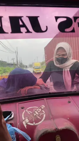 Direwangi gandulan truck demi sesuap nasi 🙂🥹.   #CapCut #banjir #banjirsemarang2025 #semarangstory#buruhpabrik